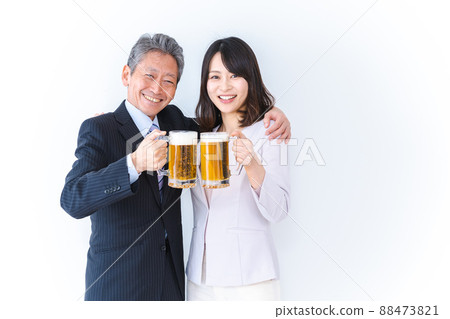 女員工與老闆一起敬酒 88473821