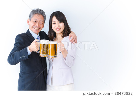 女員工與老闆一起敬酒 88473822