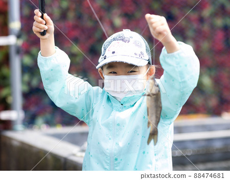 享受釣魚的女孩 88474681