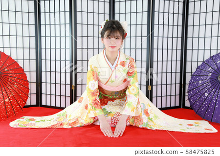 日本女人坐在紅氈上,穿著成人和服,成人儀式/成人前射擊 日本女人坐在紅氈上,穿著成人和服,成人儀式/成人前射擊 88475825