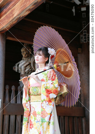 Cute Japanese adult woman, adult furisode location shooting, crown tree gate 88476090