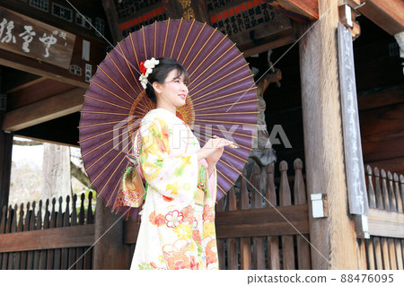 Cute Japanese adult woman, adult furisode location shooting, crown tree gate 88476095