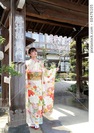可愛的日本成年女性,成人風袖外景拍攝,皇冠樹門 可愛的日本成年女性,成人風袖外景拍攝,皇冠樹門 88476105