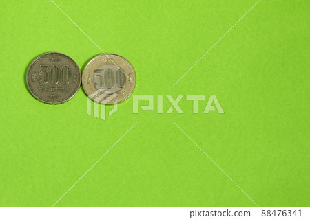 第一枚500日元硬幣(白銅幣)和令和三年發行的500日元硬幣(雙色複合硬幣) 第一枚500日元硬幣(白銅幣)和令和三年發行的500日元硬幣(雙色複合硬幣) 88476341