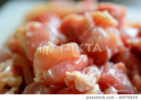 Cook raw chicken thighs 88476659