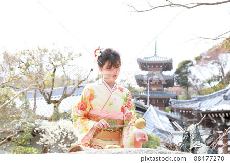 在長頭屋、神社和寺廟拍攝可愛的成年女性 在長頭屋、神社和寺廟拍攝可愛的成年女性 88477270