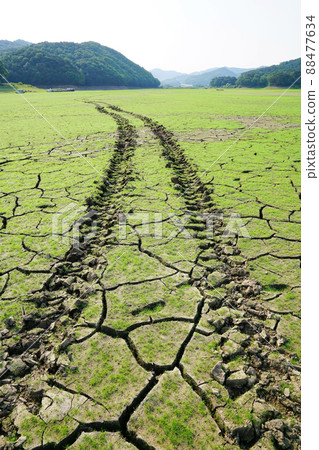 破裂的水庫 88477634