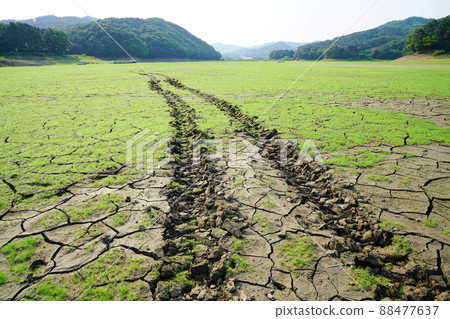 cracked reservoir 88477637