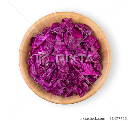 slice purple cabbage in wood bowl isolated on white background. top view 88477723