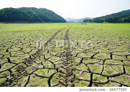 破裂的水庫 88477995