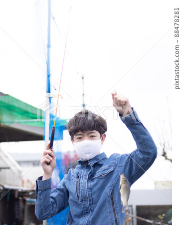 一個男孩喜歡在魚塘釣魚 88478281