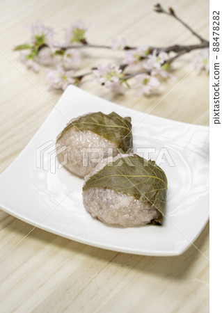 Sakuramochi 和 Sakurabiki 在帶有木紋背面的白盤上 Sakuramochi 和 Sakurabiki 在帶有木紋背面的白盤上 88478282