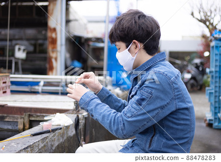 一個男孩喜歡在魚塘釣魚 88478283