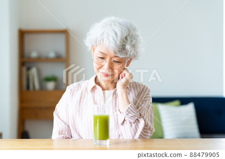 喝綠色汁液的資深婦女 88479905