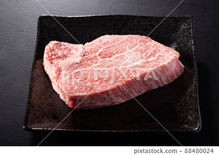 Beef tenderloin steak meat (Chateaubriand) Beef tenderloin steak meat (Chateaubriand) 88480024