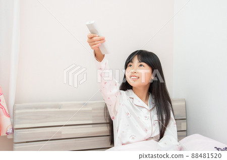 Elementary school girl who turns off the lights before going to bed in the children's room Elementary school girl who turns off the lights before going to bed in the children's room 88481520