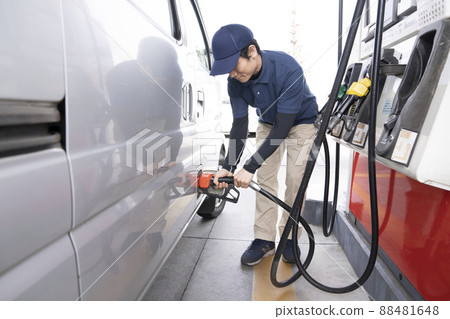  Men refueling at gas stations 88481648