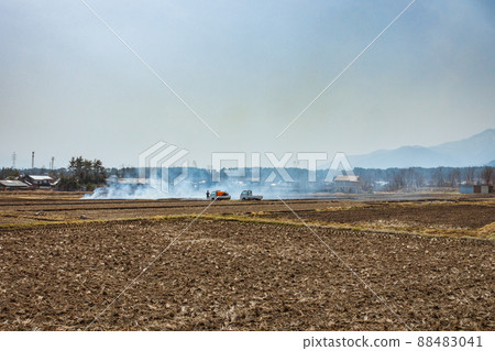 Ridge-yaki scenery [Spring Azumino] 88483041