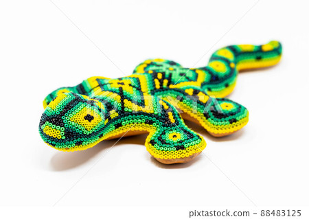 Beautiful huichol tradition pattern crafted lizard 88483125