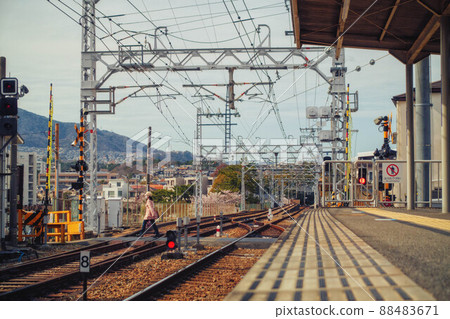 Scenery where you can see a woman crossing the platform and railroad crossing at Incheon Station on the Hankyu Imazu Line Scenery where you can see a woman crossing the platform and railroad crossing at Incheon Station on the Hankyu Imazu Line 88483671