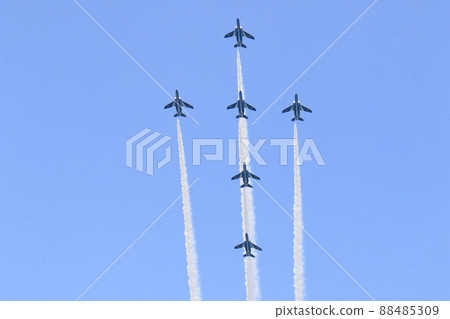 Blue Impulse formation flight Grand Cross exhibition flight flyby air festival air show 88485309