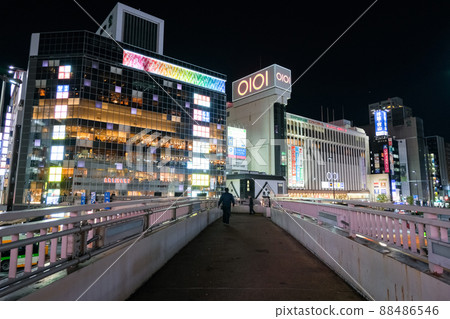東京都墨田區夜間錦系町站南口站前街景 88486546