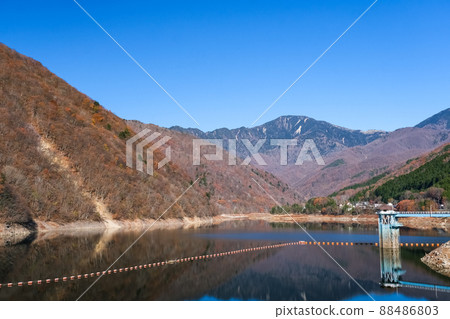 山梨縣山梨市秋季廣瀨湖廣瀨水壩 88486803