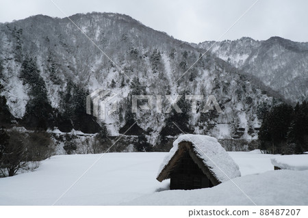 Suganuma Gassho-zukuri village with snow makeup 88487207