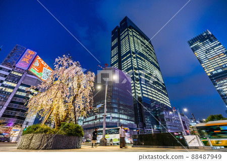 日本東京城市景觀俯瞰東京中城八重洲和東京站前的垂枝櫻花 = 4 月 7 日 日本東京城市景觀俯瞰東京中城八重洲和東京站前的垂枝櫻花 = 4 月 7 日 88487949