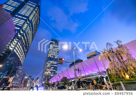 日本東京城市景觀俯瞰東京中城八重洲和東京站前的垂枝櫻花 = 4 月 7 日 日本東京城市景觀俯瞰東京中城八重洲和東京站前的垂枝櫻花 = 4 月 7 日 88487956