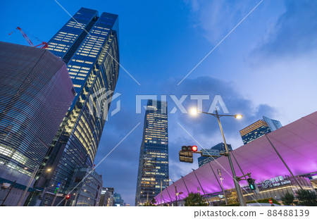 在東京站前俯瞰東京中城八重洲的日本東京城市景觀 = 4 月 7 日 88488139