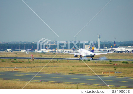 FRANKFURT, GERMANY - JUN 09th, 2017: Lufthansa Airbus A319-100 old livery with registration D-AILR on short final, touchdown runway at Frankfurt airport FRANKFURT, GERMANY - JUN 09th, 2017: Lufthansa Airbus A319-100 old livery with registration D-AILR on short final, touchdown runway at Frankfurt airport 88490098