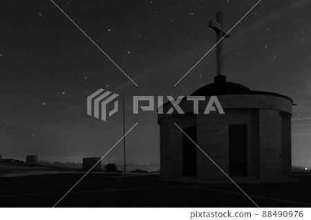 Monument with starry sky as a background 88490976