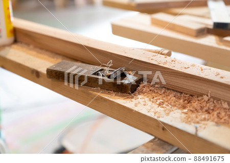 放置在施工現場的飛機和木頭 88491675