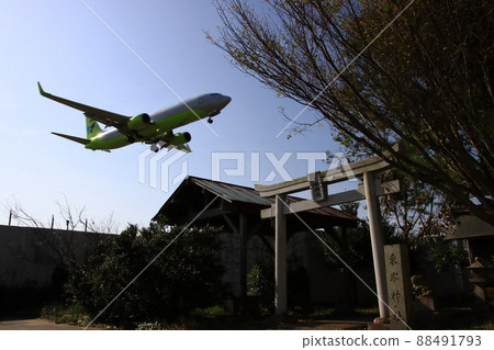 東寶神社和飛機（JIN AIR）[在千葉縣成田市成田機場東寶神社] 88491793