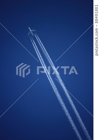 Contrail [At Toho Shrine, Narita Airport, Narita City, Chiba Prefecture] 88491801