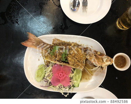炸魚和五顏六色的蔬菜 炸魚和五顏六色的蔬菜 88492586