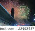夜空、煙花和建築物 88492587