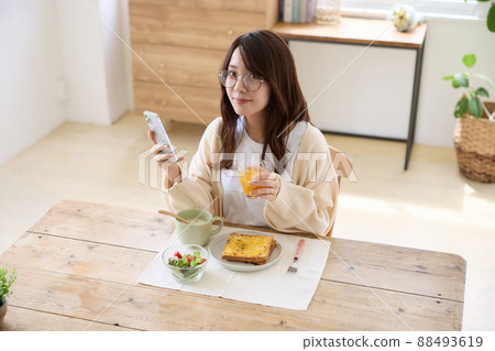 A woman to have breakfast 88493619
