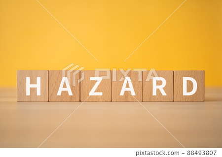 危險形象 | 上面寫著“HAZARD”的積木 危險形象 | 上面寫著“HAZARD”的積木 88493807