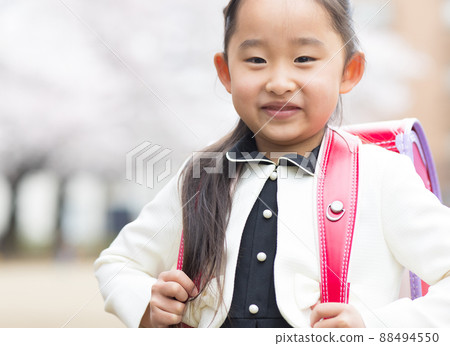 進入小學的女孩 88494550