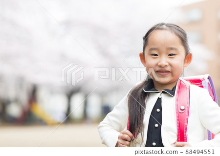 進入小學的女孩 88494551