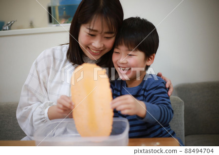 Parents and children enjoying graffiti rice crackers Parents and children enjoying graffiti rice crackers 88494704