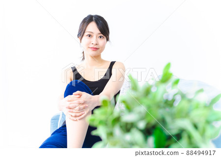 Young woman relaxing on the couch 88494917
