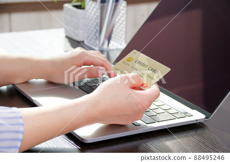 一位女士在她的電腦上輸入信用卡信息 一位女士在她的電腦上輸入信用卡信息 88495246