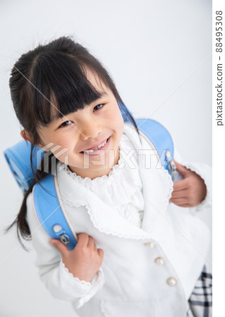A smiling girl carrying a school bag on her back Entrance ceremony 88495308