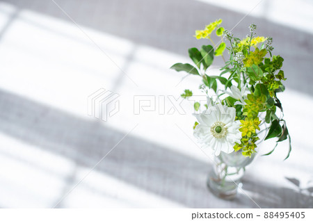 一束放在窗邊的花束 生活的生活方式 一束放在窗邊的花束 生活的生活方式 88495405