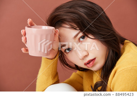 針織少女時尚的年輕女子 88495423