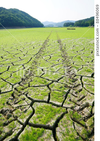 cracked reservoir 88496069