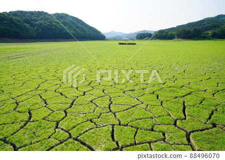 cracked reservoir cracked reservoir 88496070